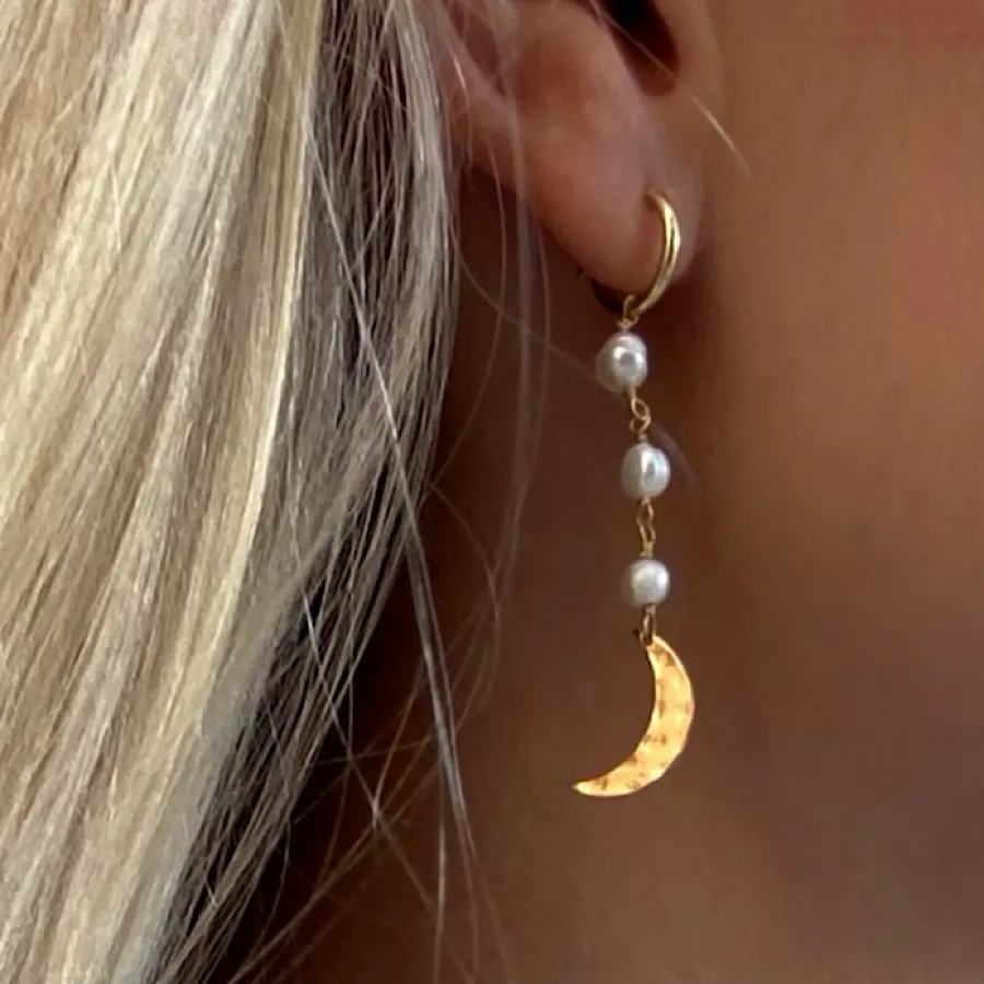 Small Hoop Earrings Crescent Moons Gold plated with freshwater pearls