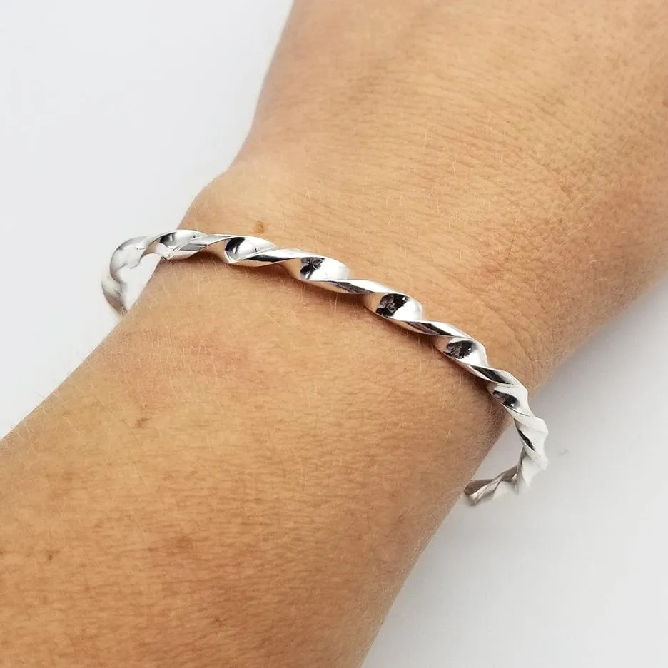 TWISTED CUFF WITH BALLS ENDS